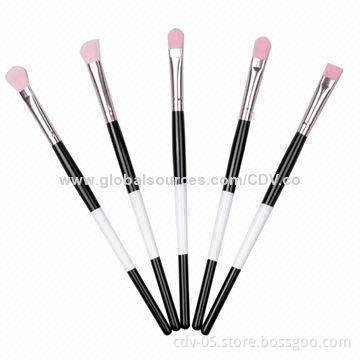 Makeup brushes, made of wooden handle and aluminum ferrule with synthetic hair